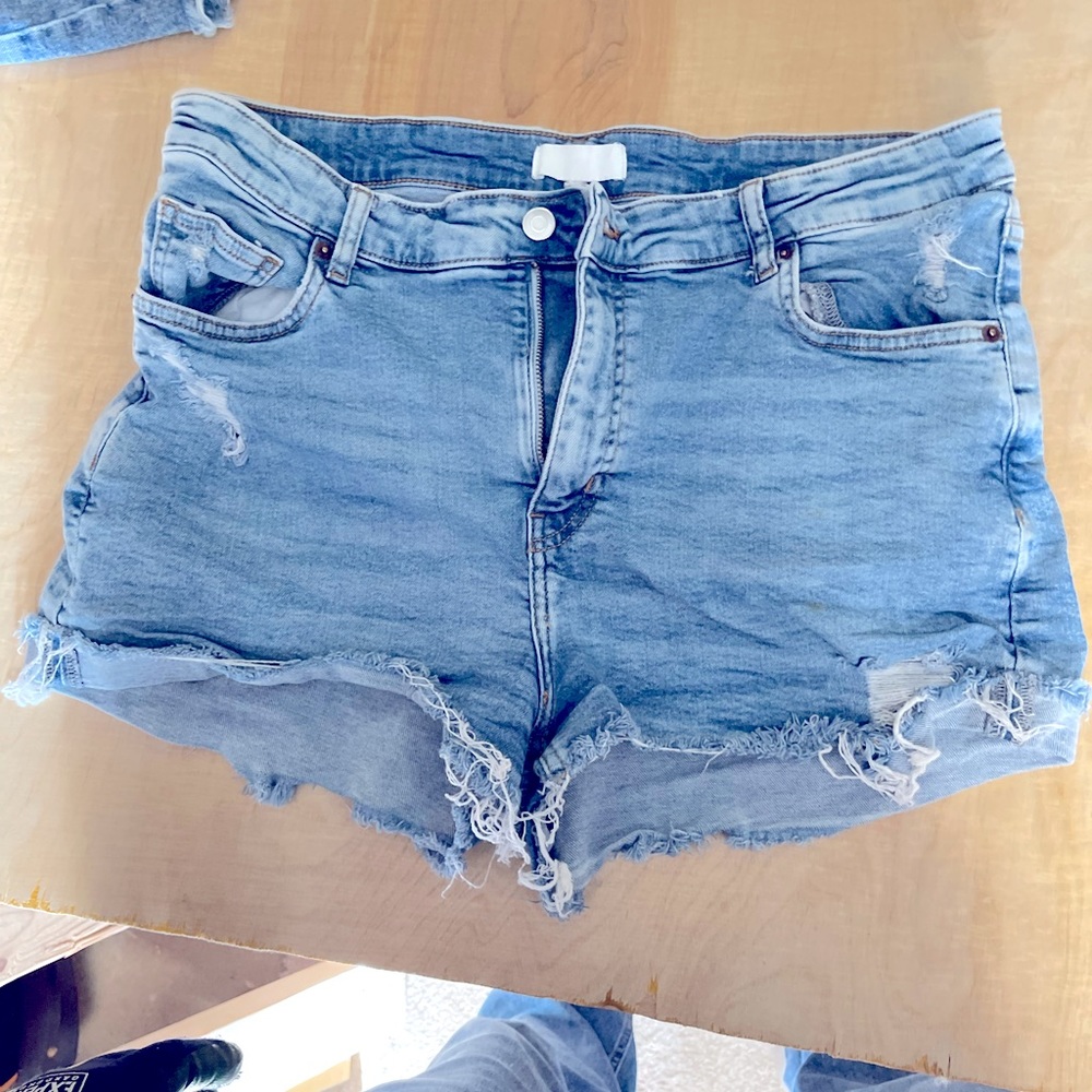 H&M FRAYED DENIM SHORTS